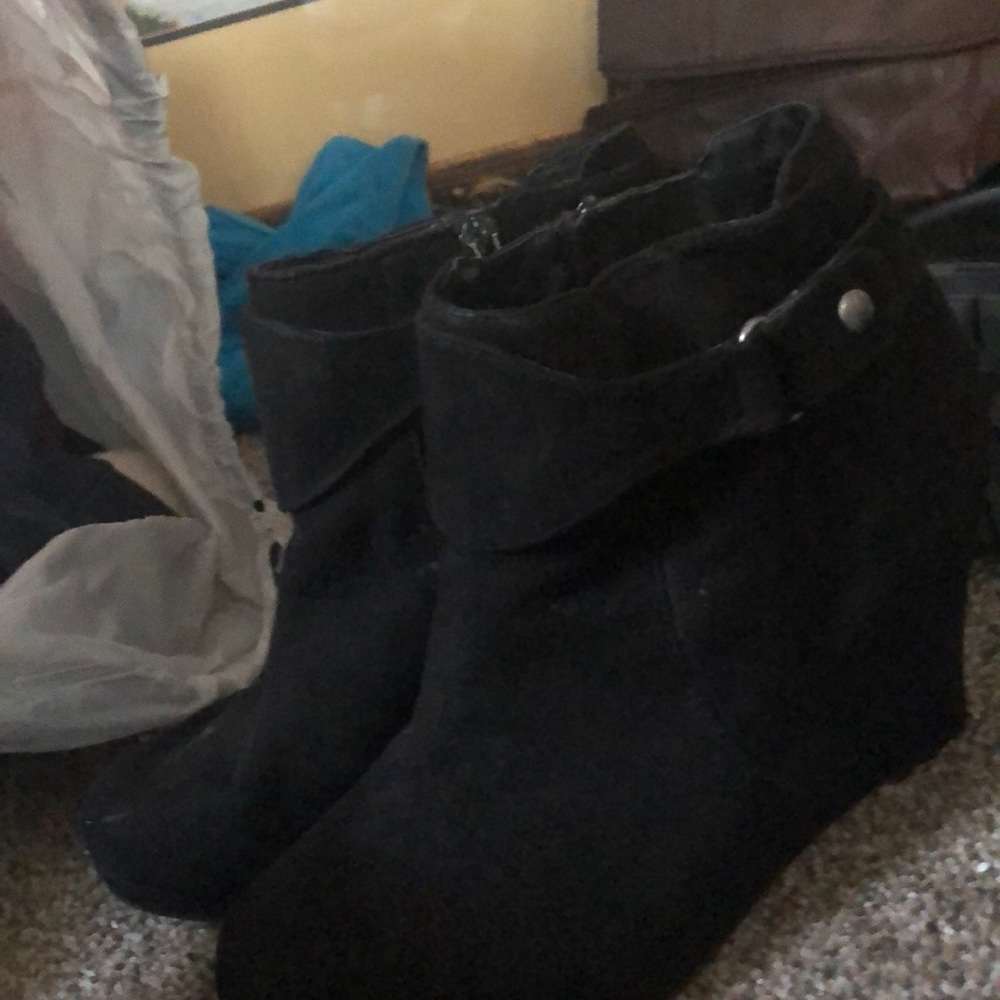 Boots - Picture 3 of 3